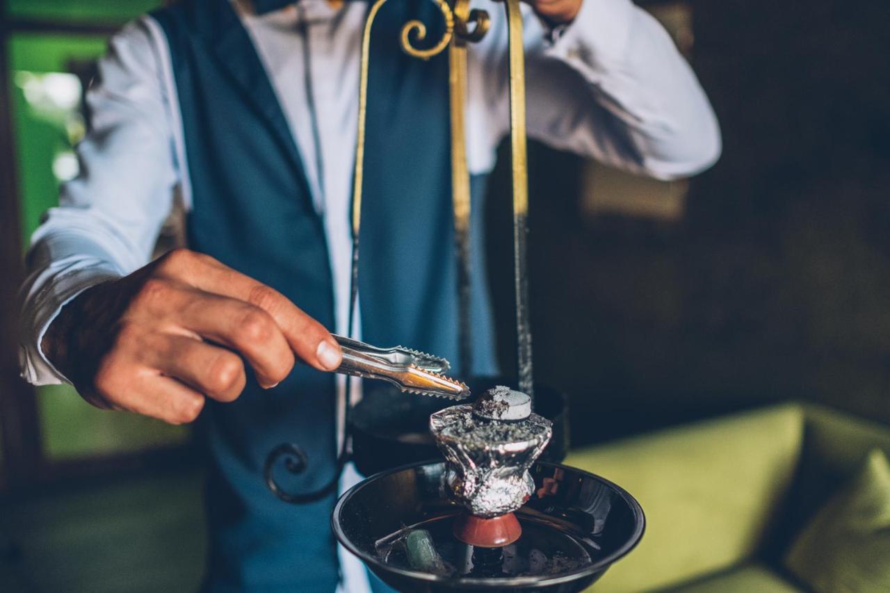 ホテル イベロスター サイディア エクステリア 写真 A bartender adding ice to a cocktail