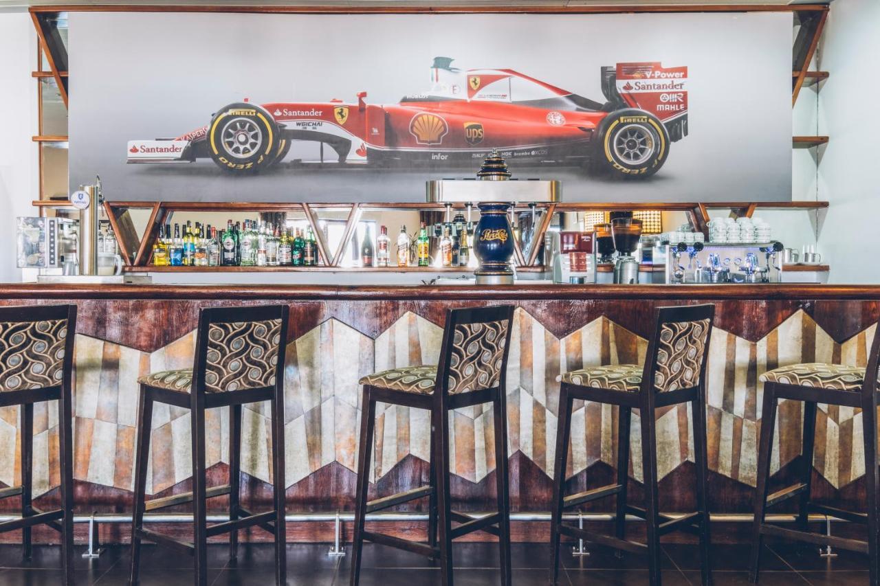 ホテル イベロスター サイディア エクステリア 写真 The bar at the Ferrari Store in Maranello